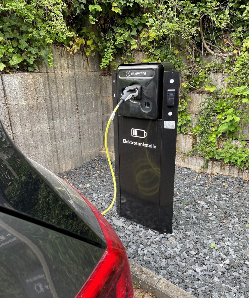 Die E-Tankstelle auf dem Parkplatz vom Weingarten 1897Weingarten