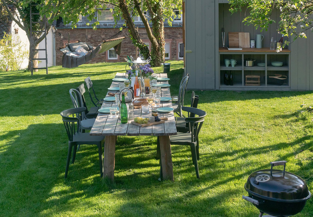 Weingarten 1897 - Outdoor Living - Garten mit gedecktem Tisch, Gartenhaus und Hängematte